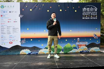 A person standing on a stage holding a microphone

AI-generated content may be incorrect.