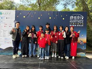 A group of people posing for a photo

AI-generated content may be incorrect.